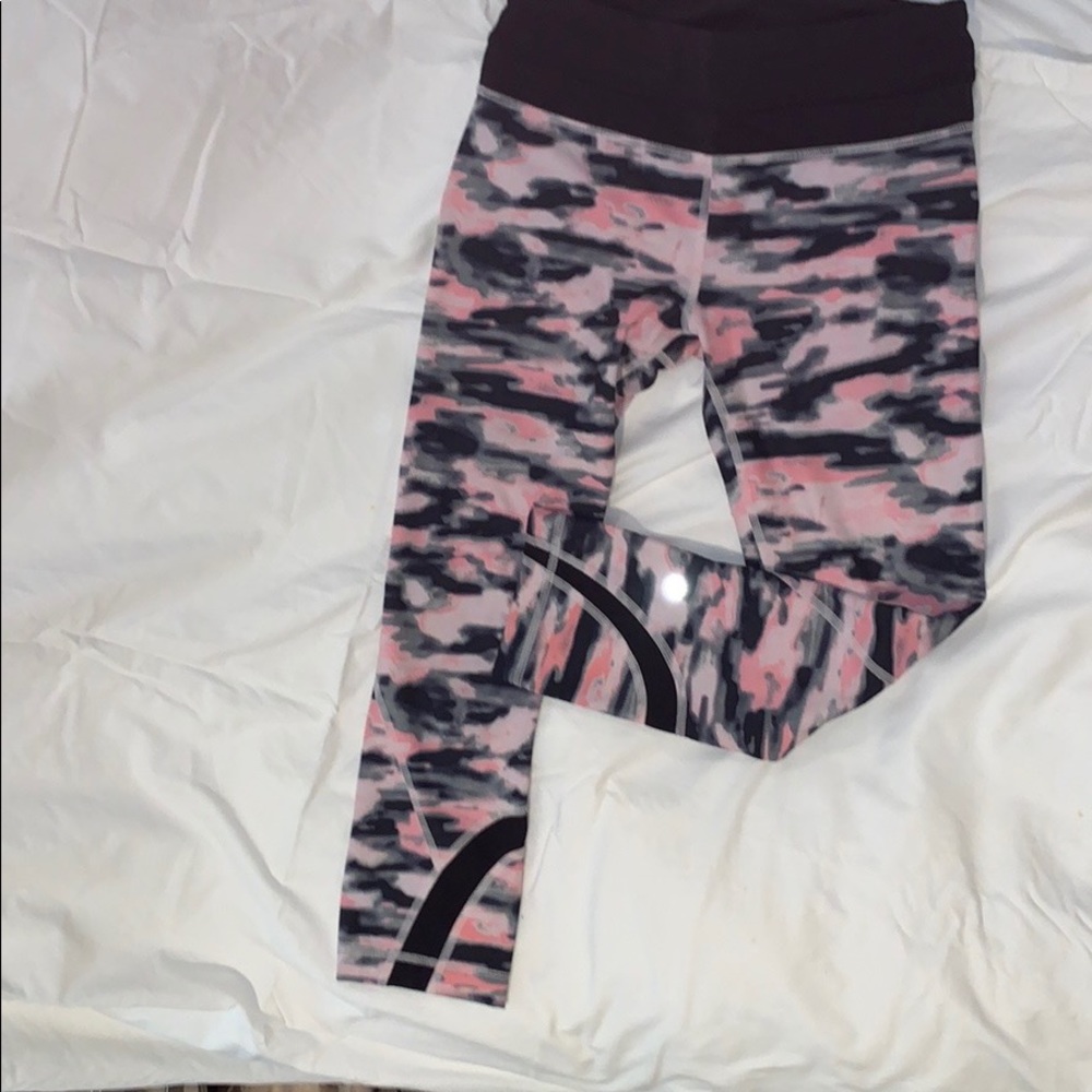 Lululemon pink camo run inspire crops - Picture 4 of 4